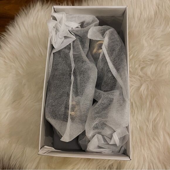 🍋 NWB! Little Girls’ Mary Jane Flats w/Hook & Loop Strap & Gold Chain Detail Si - Picture 9 of 10